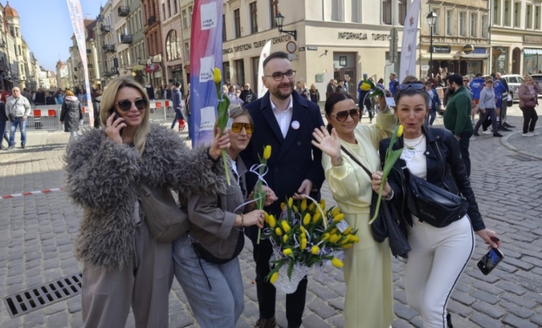 8 Marca – z kwiatami na ulicach